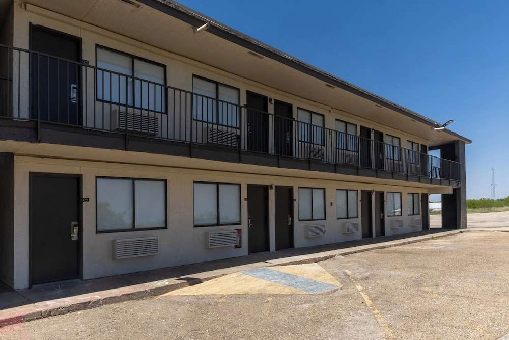 Super 8 by Wyndham Big Spring - photo 4