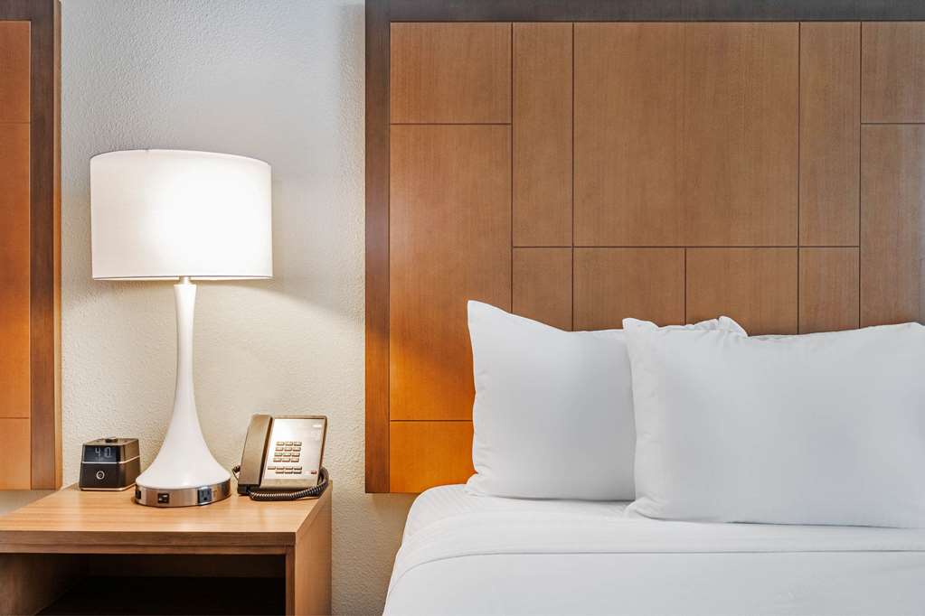 La Quinta Inn & Suites by Wyndham Kansas City Beacon Hill - photo 14
