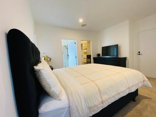 Ensuite at new property — hotel near Taupo Airport