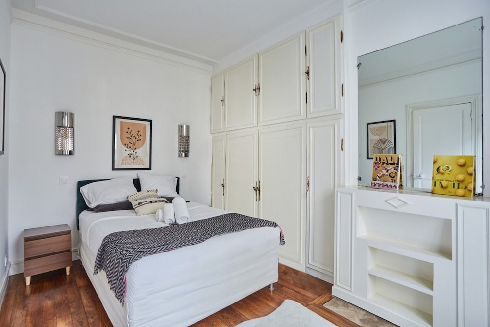 Superb Eiffel Tower Terrace Apartment — Paris — photo 2