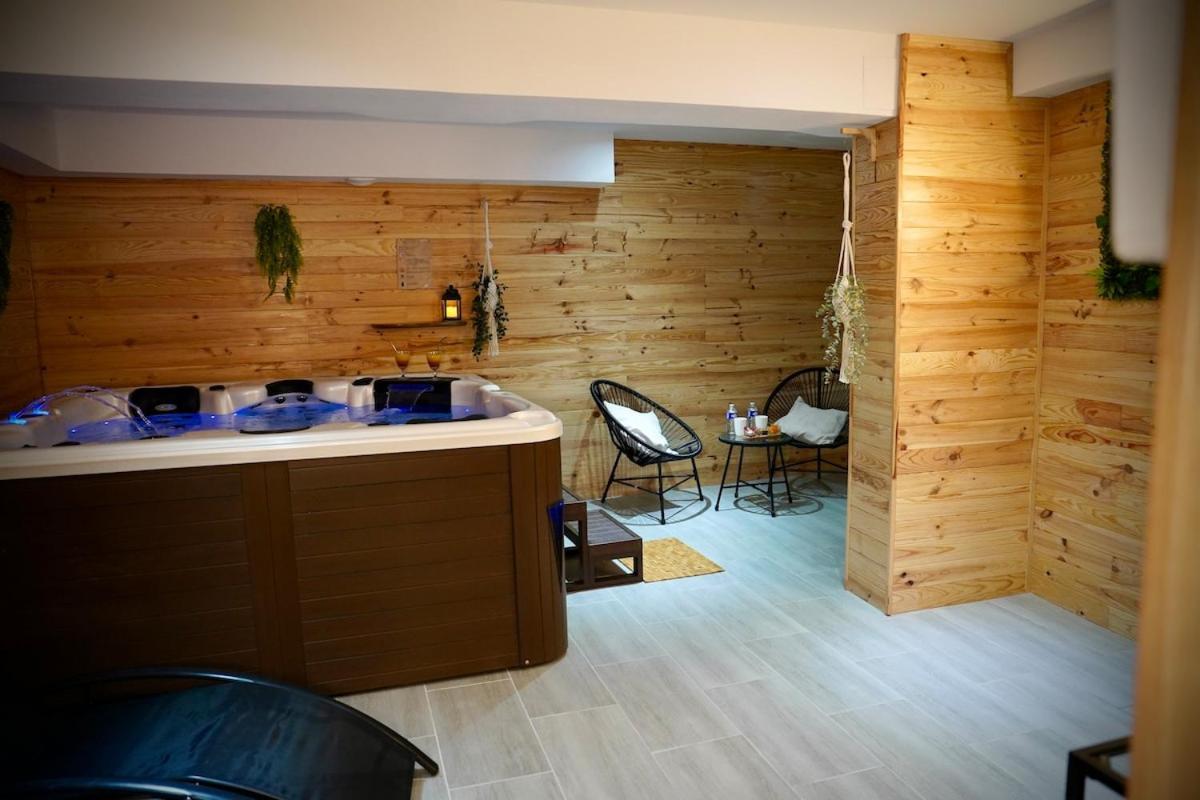 Suite Hammam Sauna Et Jacuzzi — 4-Star Luxury Hotel in Sedan, France