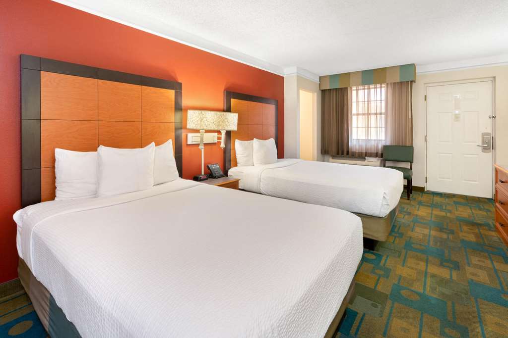 La Quinta Inn by Wyndham Phoenix Sky Harbor Airport - photo 26