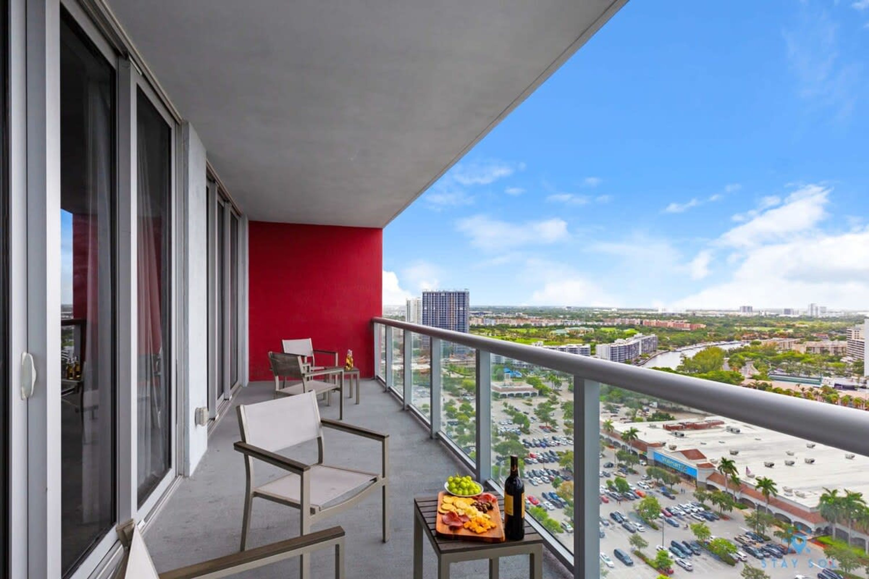 Modern Resort Retreat Steps from the Beach — 4-Star Luxury Hotel in Hallandale Beach, United States