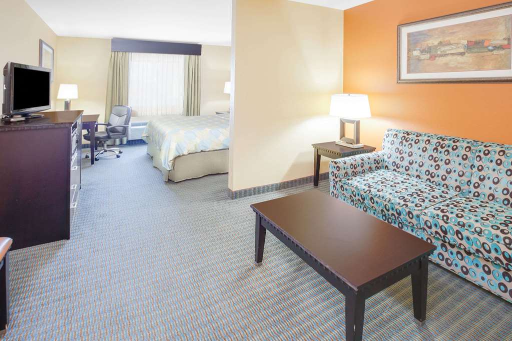 Days Inn & Suites by Wyndham Russellville - photo 9