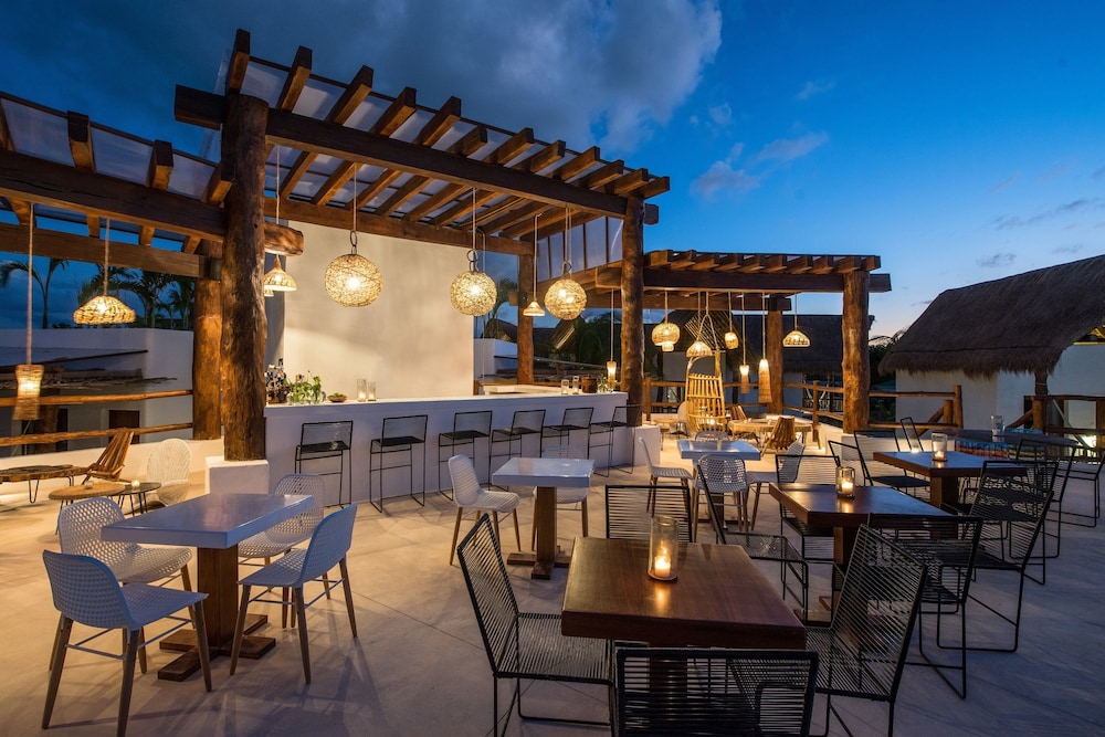Poolside bar