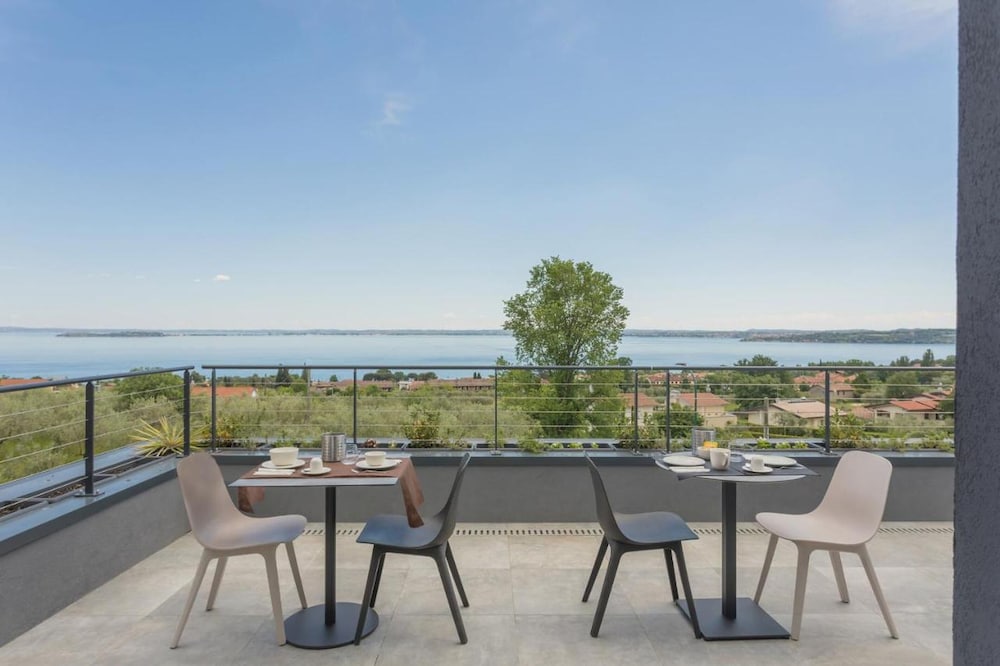 Room insula Felix Deluxe Triple Room w — hotel in Moniga Del Garda