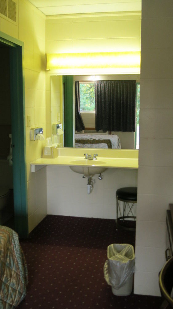 Hamilton Holiday Motel - photo 16