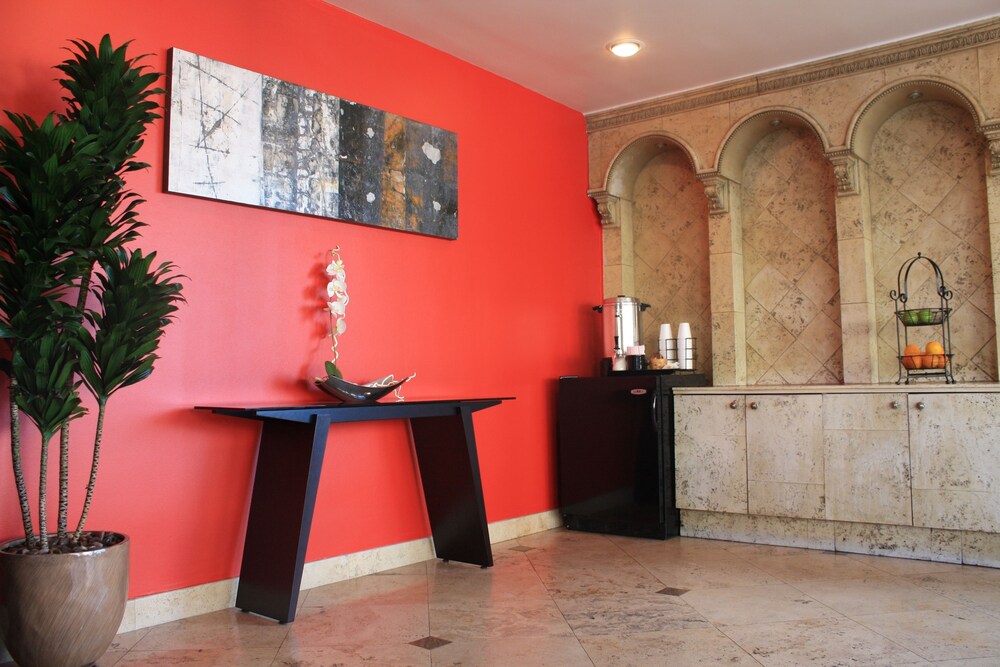 Pacific Inn and Suites - photo 4