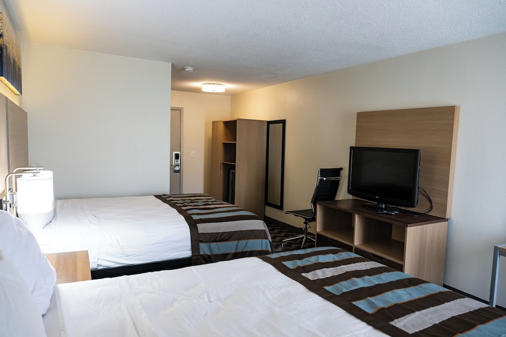 Baymont by Wyndham Greensboro Coliseum - photo 4