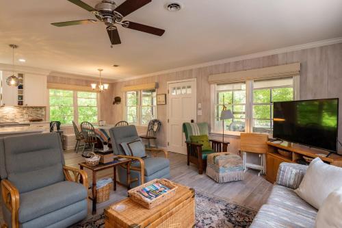 Beaching & Griping by Oak Island Accommodations - photo 14