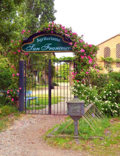 Agriturismo Borgo San Francesco — 4-Star Luxury Hotel in Basiglio, Italy