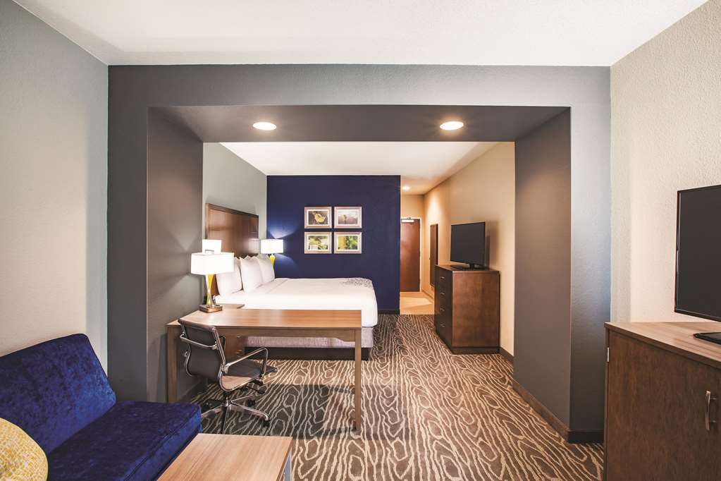 La Quinta Inn & Suites by Wyndham Wichita Northeast - photo 23