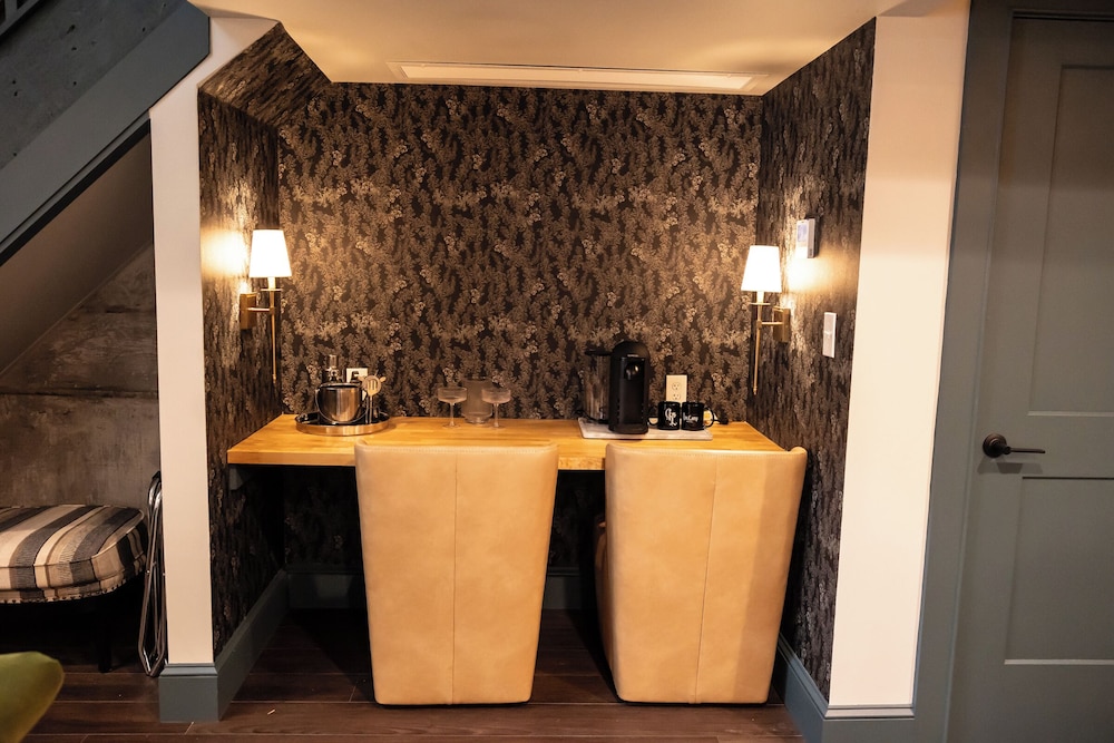 The Gas Lamp Hotel 3BR Suite Edison - photo 9