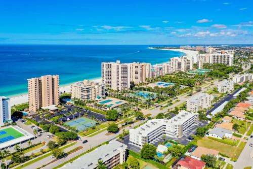 Coastal Bliss I Seawinds Beachfront Escape — 4-Star Luxury Hotel in Marco Island, United States