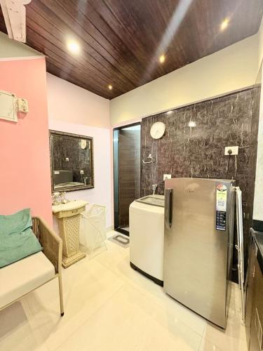 Studio 105 Bhamala House Near Boojee cafe Kantwadi Bandra West
