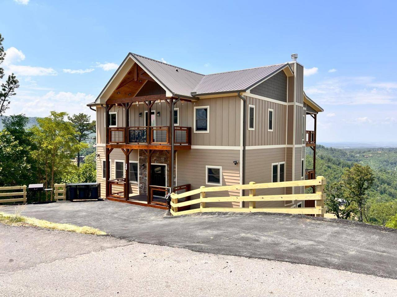 Luxury 4 BDR Breathtaking Views Theater EVC in Gatlinburg, United States