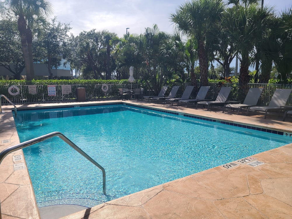 Holiday Inn Express & Suites Ft. Lauderdale N Exec Airport by IHG - photo 30