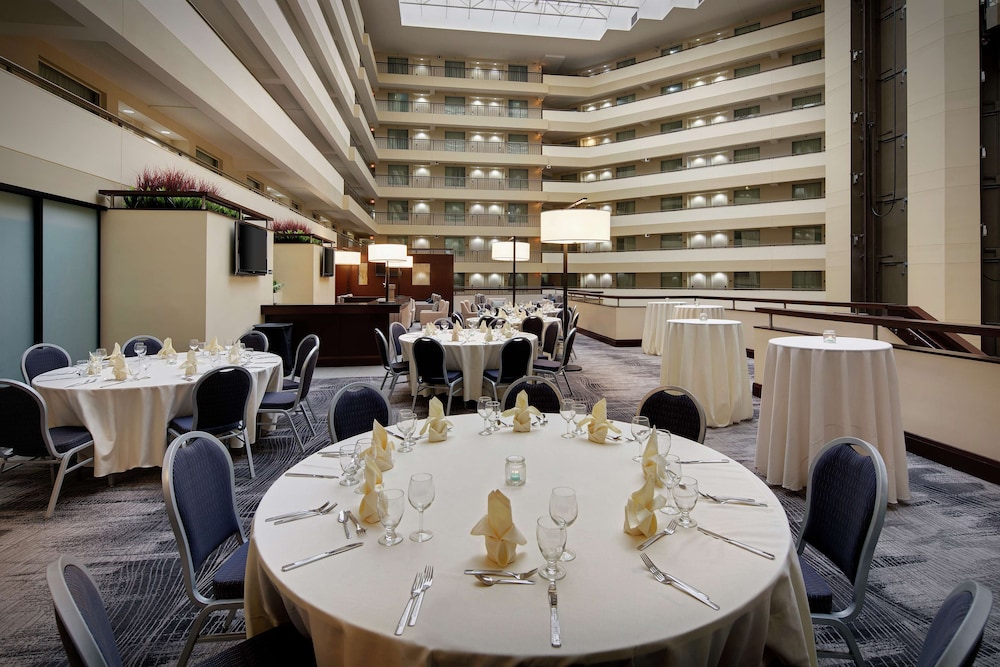 Embassy Suites by Hilton Detroit Troy Auburn Hills - photo 8