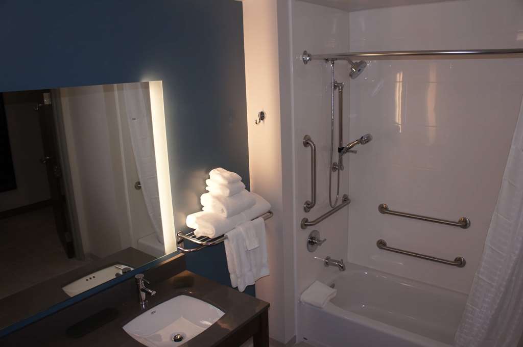 La Quinta Inn & Suites by Wyndham Littleton Red Rocks - photo 23