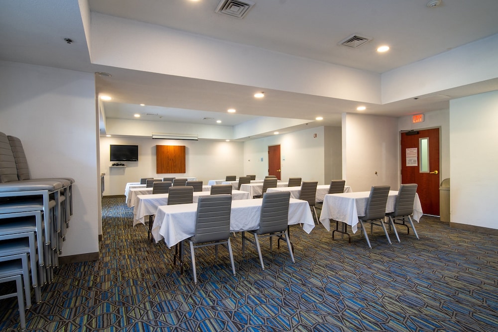 Holiday Inn Express Hotel & Suites Bedford by IHG - photo 42