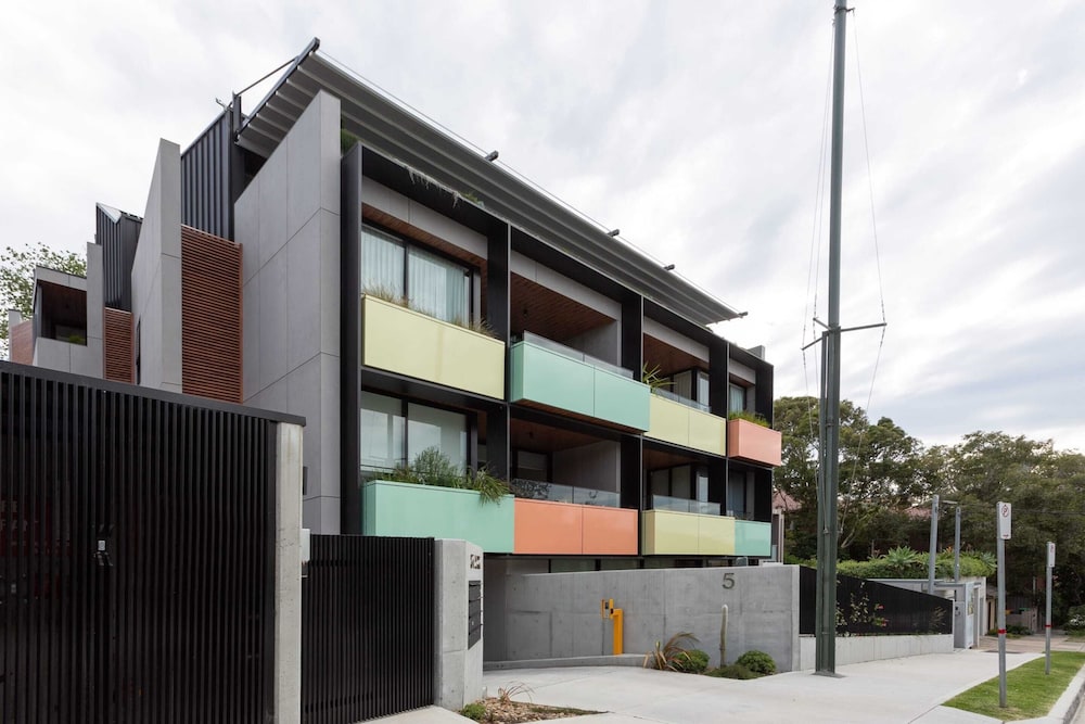 Stylish 2 Bed Apartment with BBQ Patio Near Beach — 4-Star Luxury Hotel in Sydney, Australia
