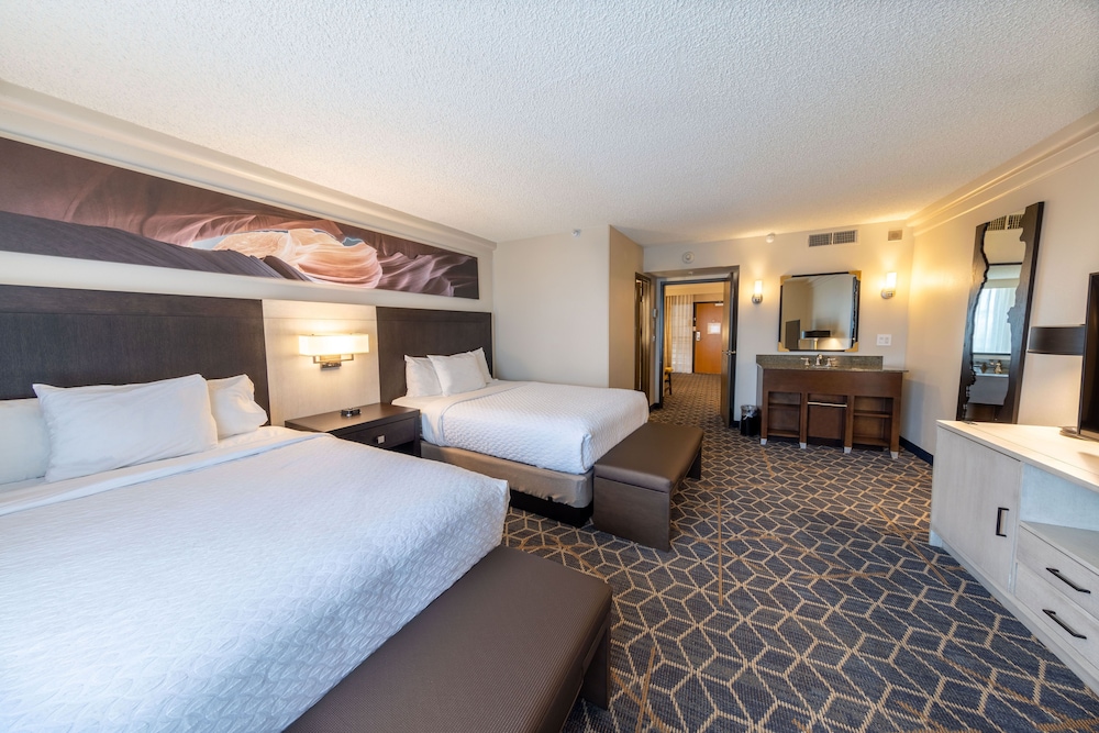 Embassy Suites by Hilton Phoenix Biltmore - photo 7