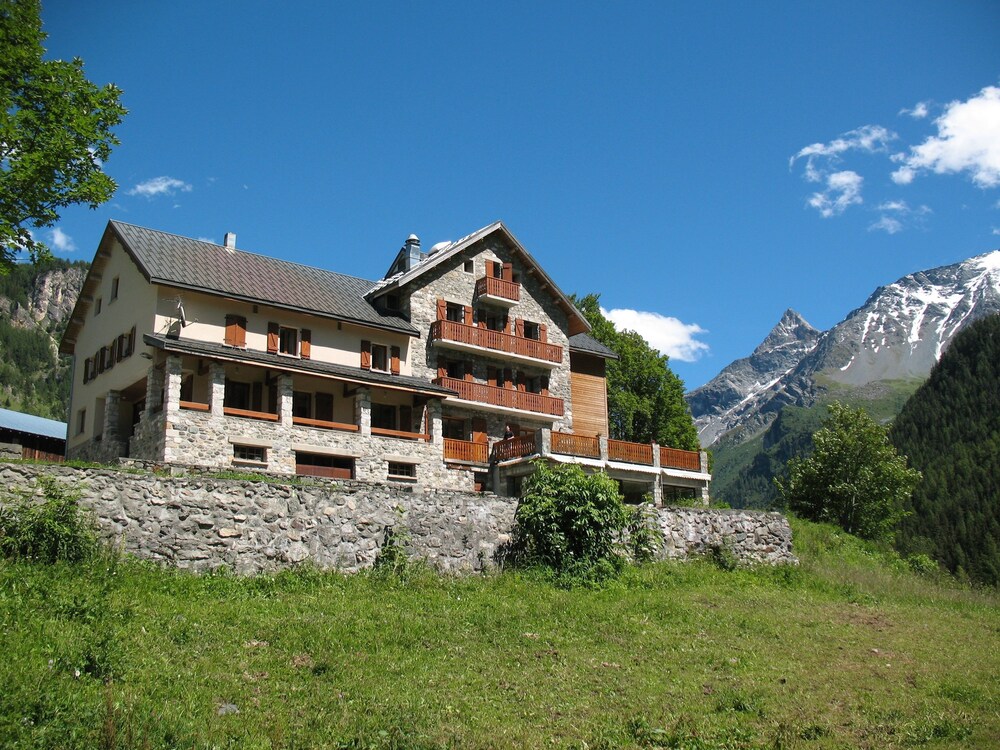 Le Bon Air - carbon neutral hotel in Les Arcs