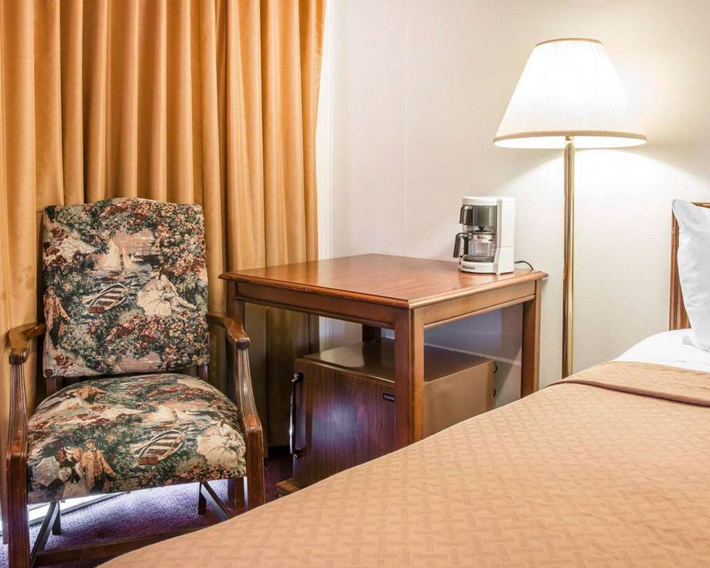 Quality Inn & Suites Mackinaw City Beachfront - photo 9