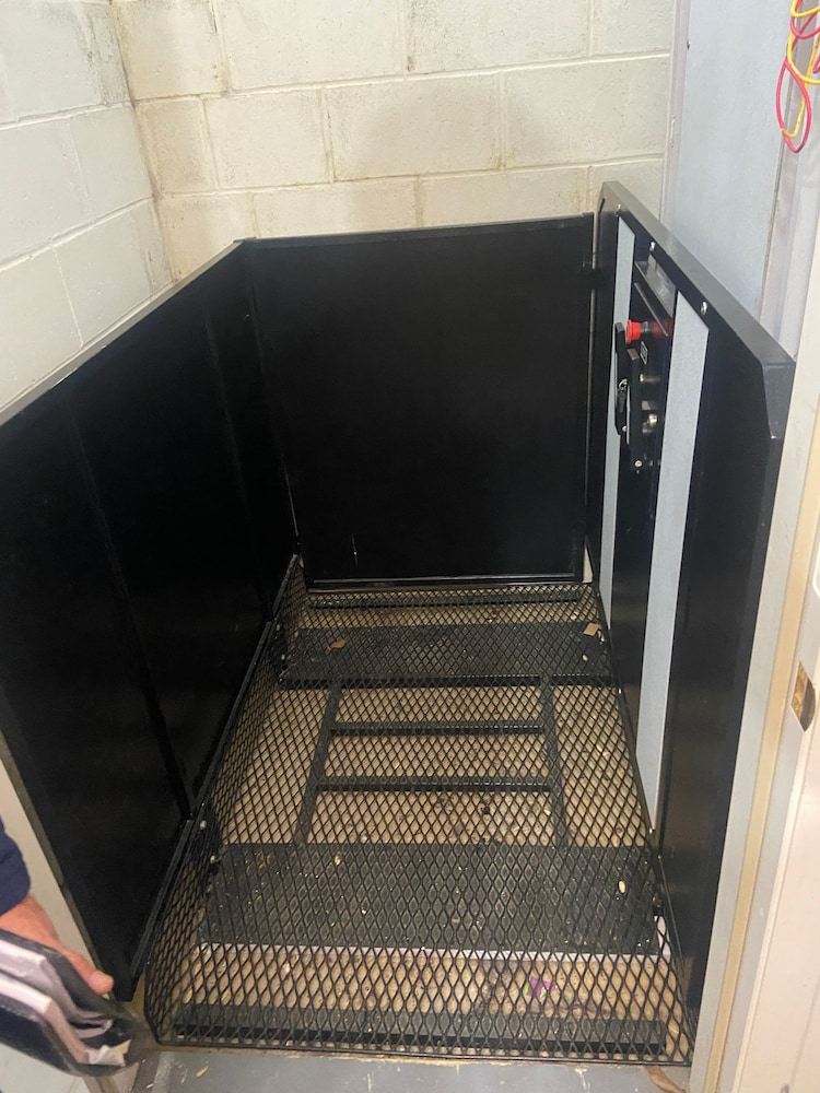 Hot tub bar and Pool Table Near Dear Park Manor in Bloomington, United States