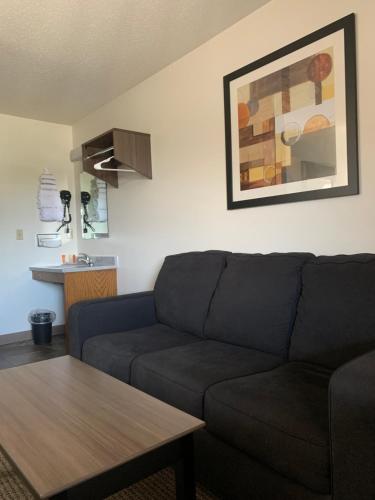 Lakes Area Inn - photo 9