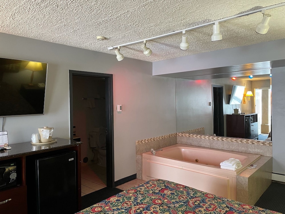 American Inn & Suites - photo 11