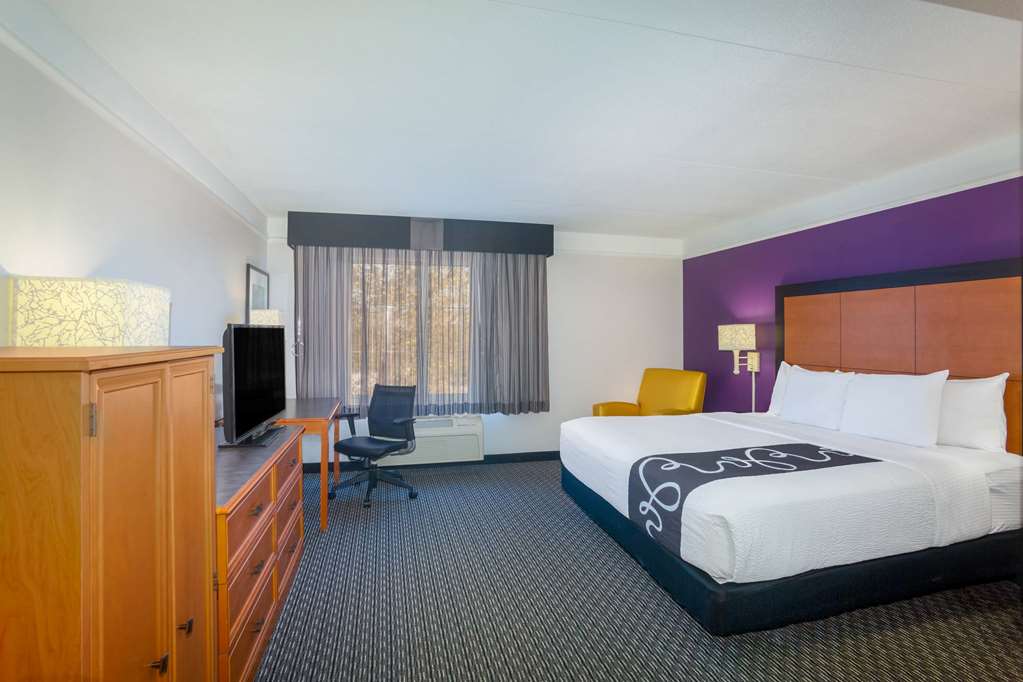 La Quinta Inn & Suites by Wyndham St. Louis Westport - photo 18