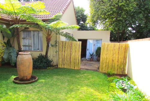 Suburban oasis in quiet neighborhood — 4-Star Luxury Hotel in Johannesburg, South Africa