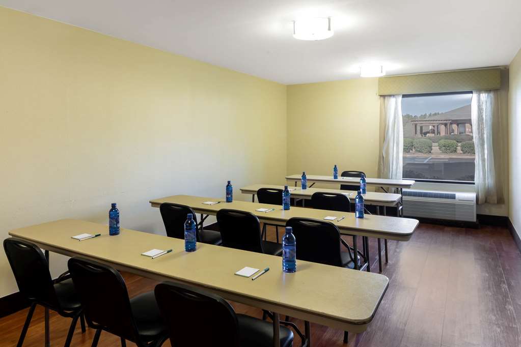 La Quinta Inn & Suites by Wyndham LaGrange I 85 - photo 23