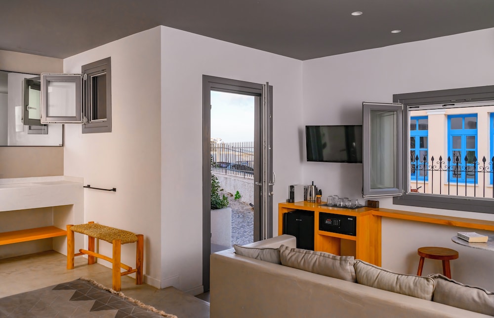 Lemon Suites Santorini — Fira — photo 3