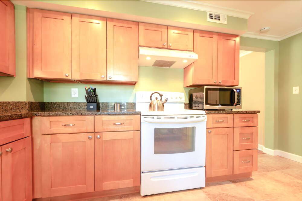 NEW 3 story Townhome Private Self checkin Quiet. - photo 13