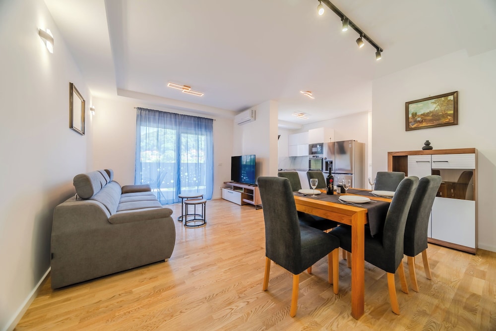 Modern Apartment With Balcony And Garage — 4-Star Luxury Hotel in Krapinske Toplice, Croatia