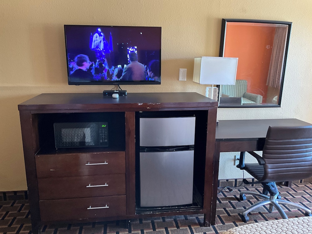 Executive Inn & Suites - photo 28