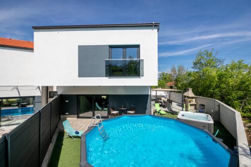 Villa Veroniq — 4-Star Luxury Hotel in None, Croatia