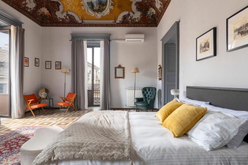 Appartamento con tetti affrescati a Catania centro — 4-Star Luxury Hotel in Catania, Italy