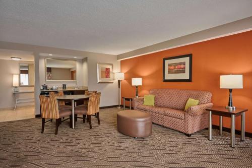 Evansville Plaza Hotel And Suites - photo 4