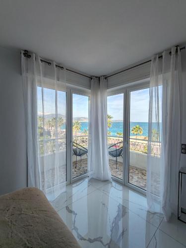 Beach front Superbe appartement pour 4 personnes — 4-Star Luxury Hotel in Nice, France