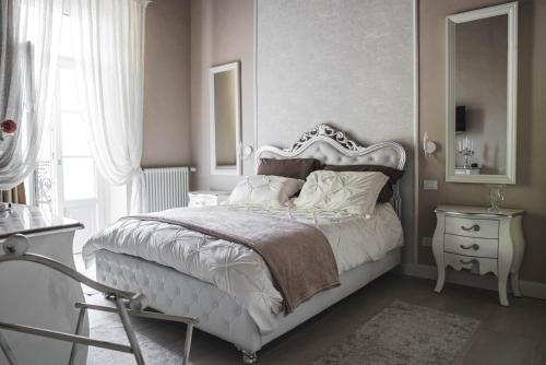 BELVEDERE Luxury Apartment view on the Lucca Walls — 4-Star Luxury Hotel in Lucca, Italy