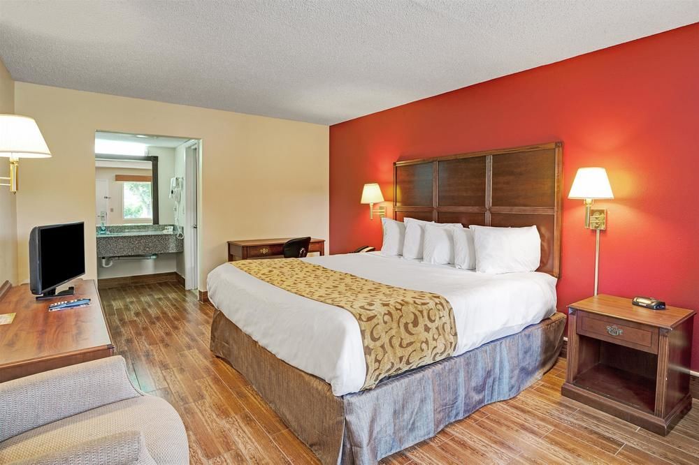 Days Inn by Wyndham Jacksonville South Memorial Hospital - photo 12
