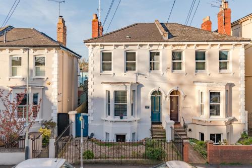 Orwell Villa Elegant Period 5 Bed Close To Town Sleeps 15 — 4-Star Luxury Hotel in Cheltenham, United Kingdom