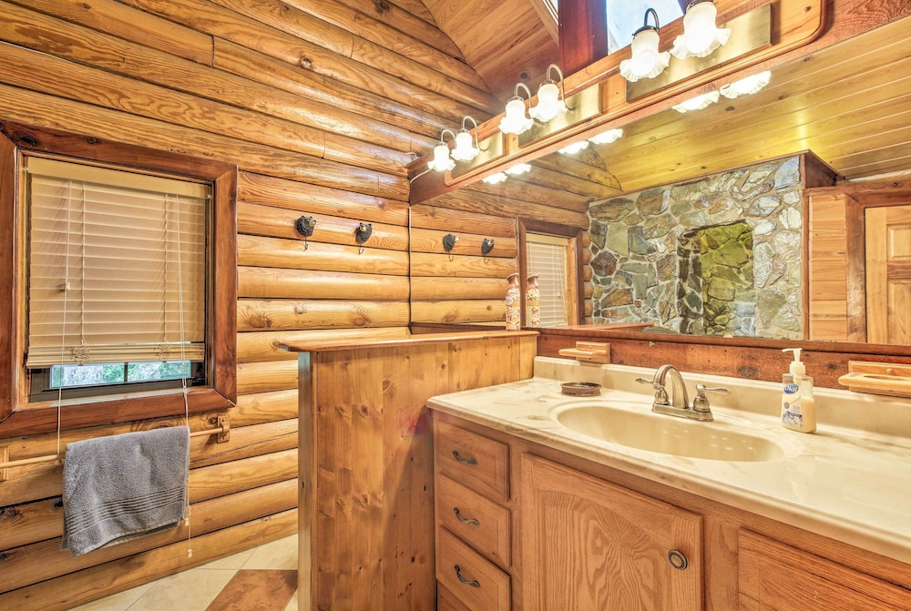 Log Cabin Sanctuary in Inverness with Furnished Deck — 4-Star Luxury Hotel in Inverness, United States