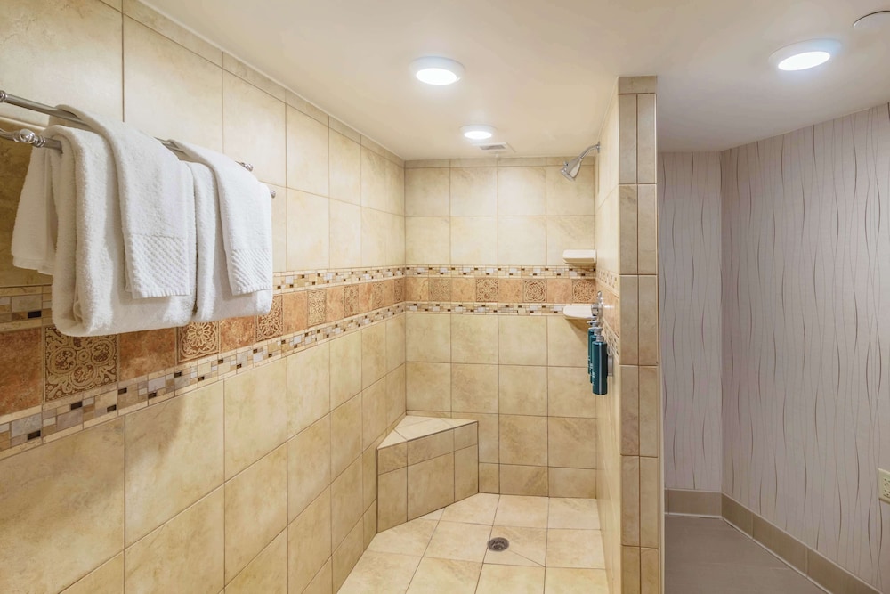 DoubleTree by Hilton Hotel Lawrence - photo 21