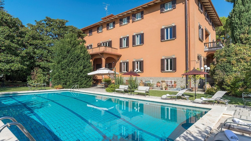 Pg c990 dfio19at Villa Michelangelo 14 — 4-Star Luxury Hotel in Corciano, Italy