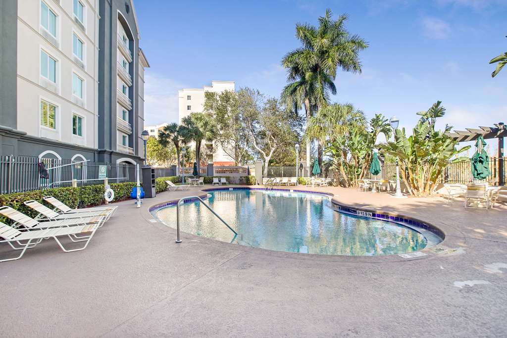 La Quinta Inn & Suites by Wyndham Ft. Lauderdale Airport - photo 9