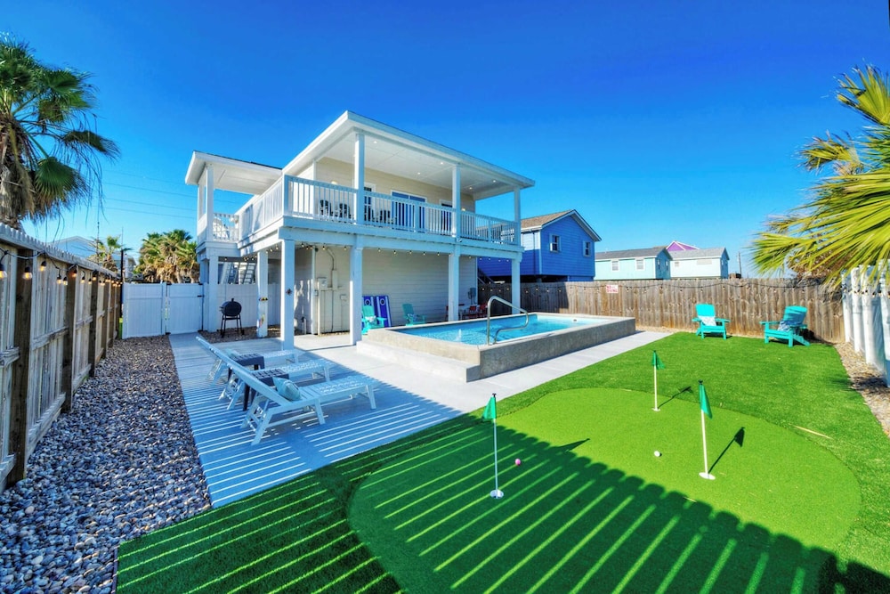 Priv Pool Yard w Putting Green Newly Remodeled Always Sunny by AvantStay in Port Aransas, United States
